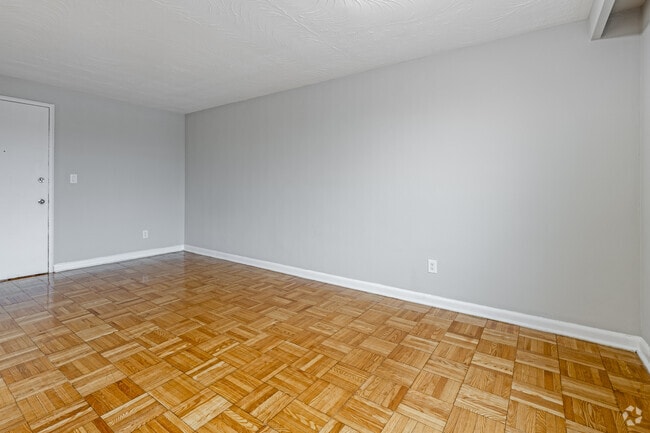 Bachelor - 500SF - Living Room - 65 Windermere Ave