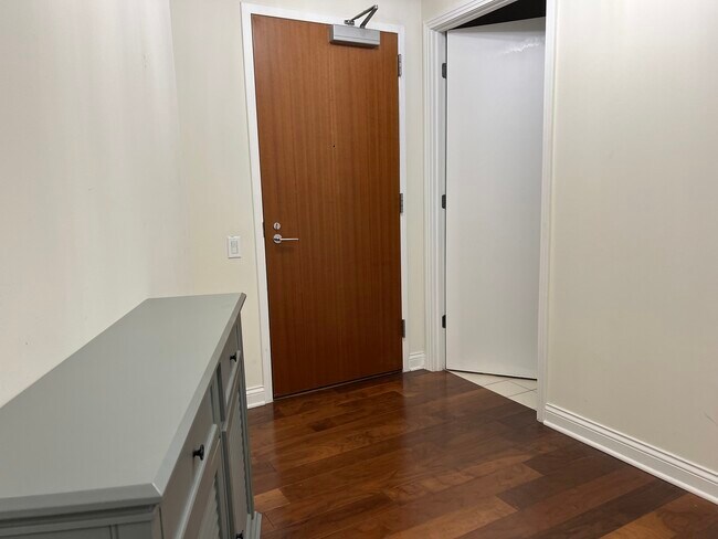 Building Photo - 400 N La Salle Dr