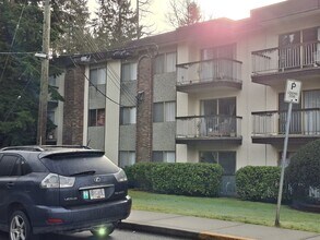 Building Photo - 1320 King Albert Ave