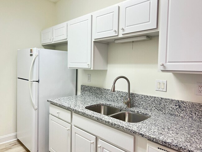 Building Photo - Available Now! 3 Bedroom, 2 Bath Windsor G...