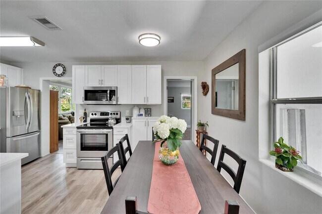 Building Photo - 1623 San Mateo Dr