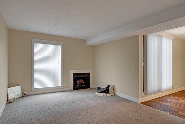 Salon à deux étages - 3600 Brentwood