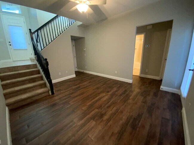 Foto del edificio - STUNNING 2 STORY HOME IN MOUNTAINS EDGE !!
