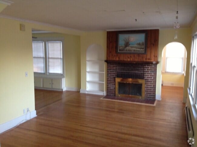 Building Photo - 127 Elm St