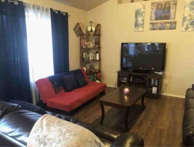 Building Photo - Charming 3 Bedroom Single Family Home in C...