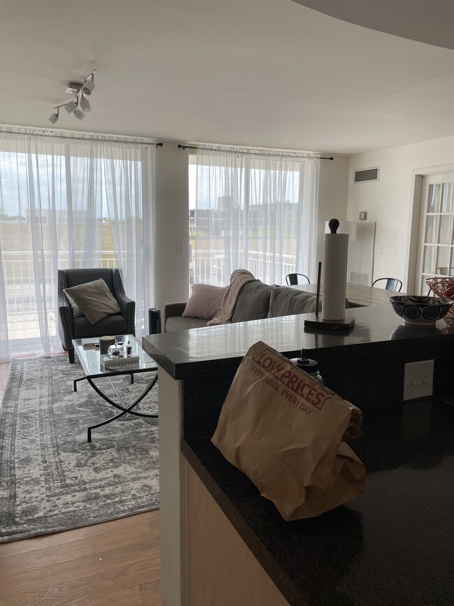 Foto del edificio - 1640 Maple Ave