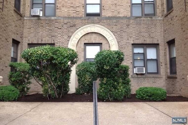 Primary Photo - 1 E Palisades Blvd