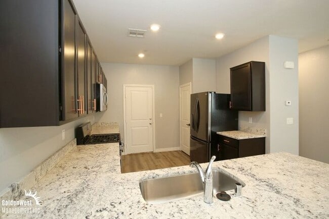 Foto del edificio - Bright & Stylish 3Bdm 2.5Ba Home in Henderson