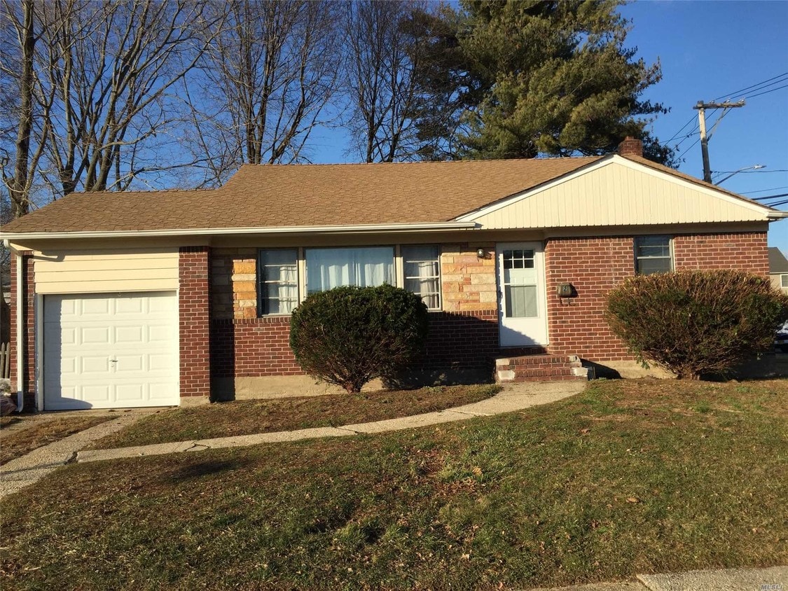 2 Lucille Dr, Syosset, NY 11791