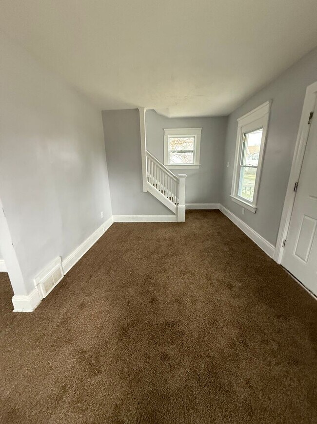 Building Photo - Cleveland East Side Single