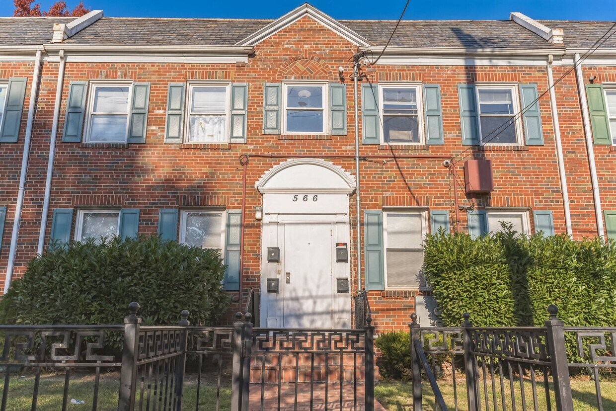 Primary Photo - Nice & Cozy 2 bd/1 ba Condo in SE Washingt...