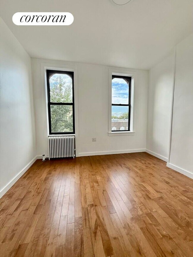 Foto del edificio - 1348 Putnam Ave