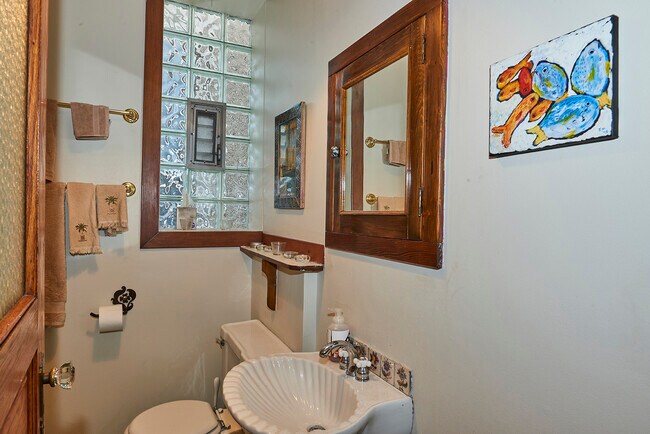Foto del edificio - 1049 N Hoyne Ave