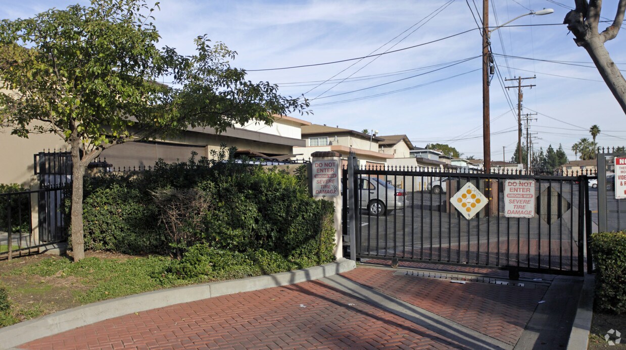 Building Photo - Helena Gardens