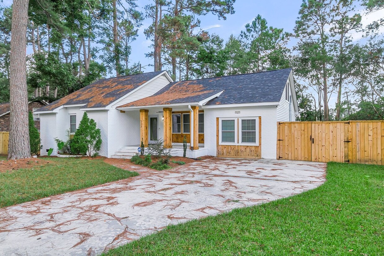 Primary Photo - Stunning Summerville Rental FULLY Renovate...