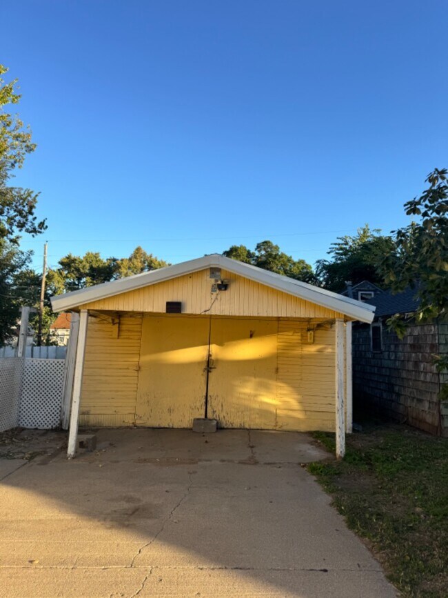 Foto del edificio - 614 W 8th Ave