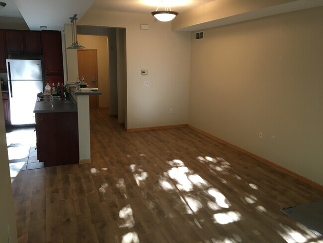 Open floorpan is great for entertaining. - 825 Berry St