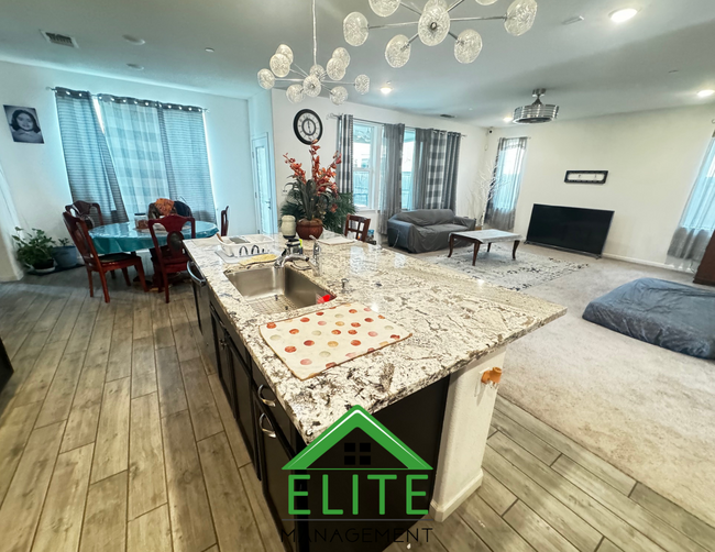 Building Photo - **Stunning 6-Bedroom, 3-Bathroom Home in S...