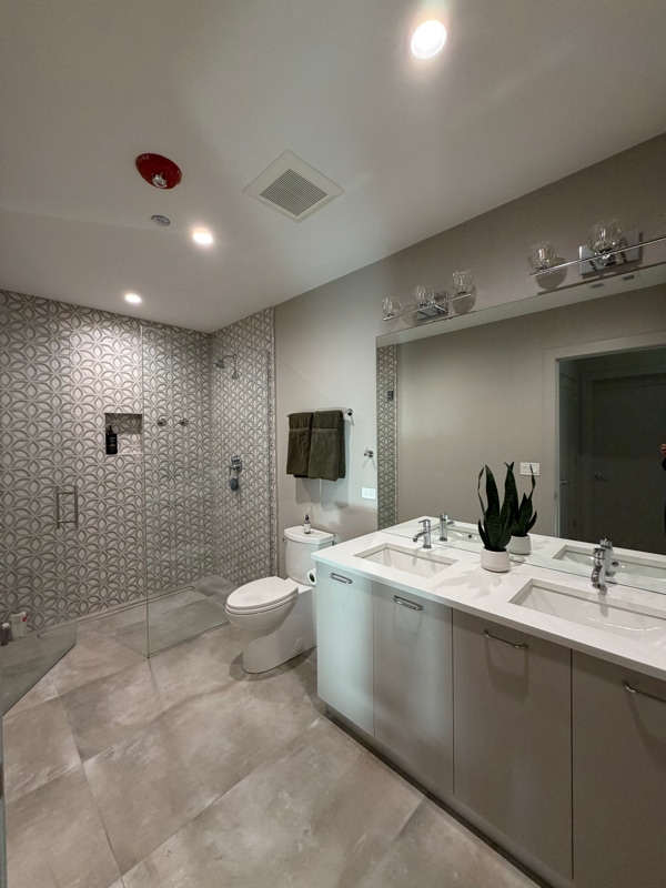 Building Photo - 1335 N Western Ave