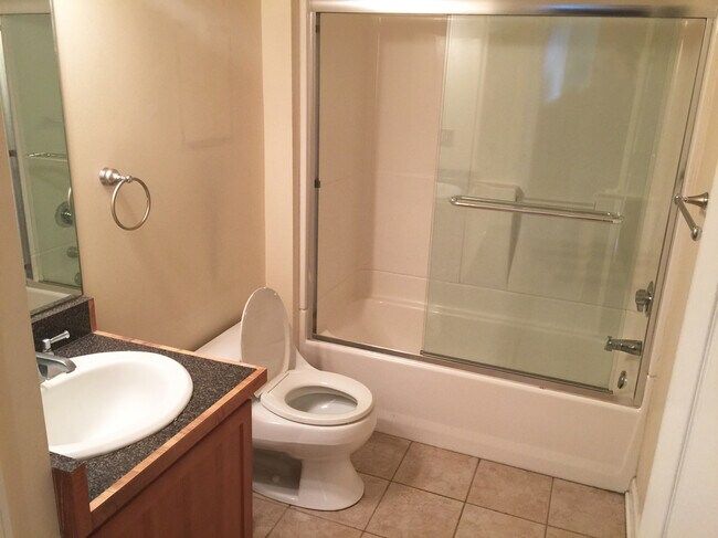 Baño - 2522 E Carson St