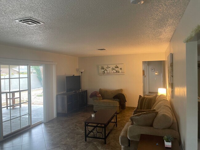 Building Photo - Beautiful single story, furnished/unfurnis...