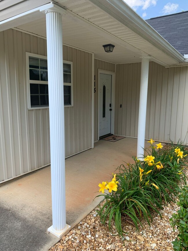 Building Photo - Charming Cherokee Mills Home!