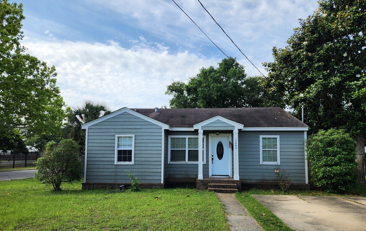 Primary Photo - 1609 Vine St