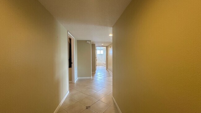 Building Photo - 1150 Carmel Cir