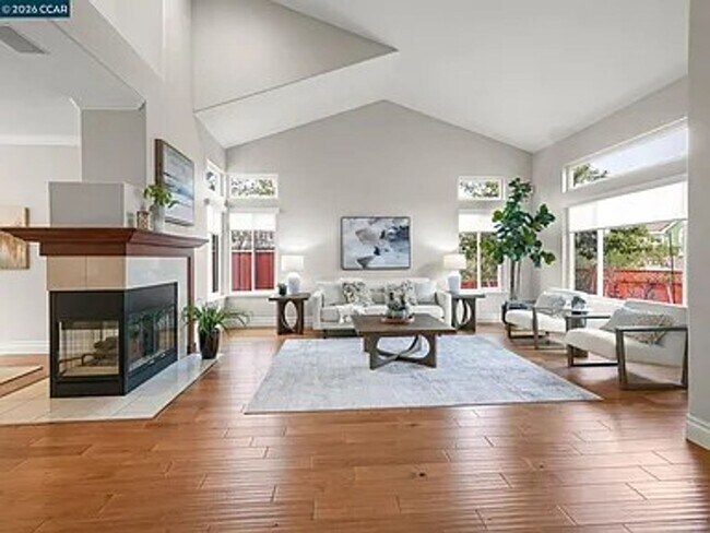 Foto del edificio - Luxury, comfort, and breathtaking surroundings in Stunning Clayton home!