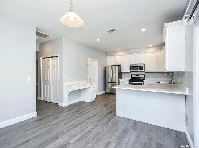 Building Photo - 7801 Shore Rd