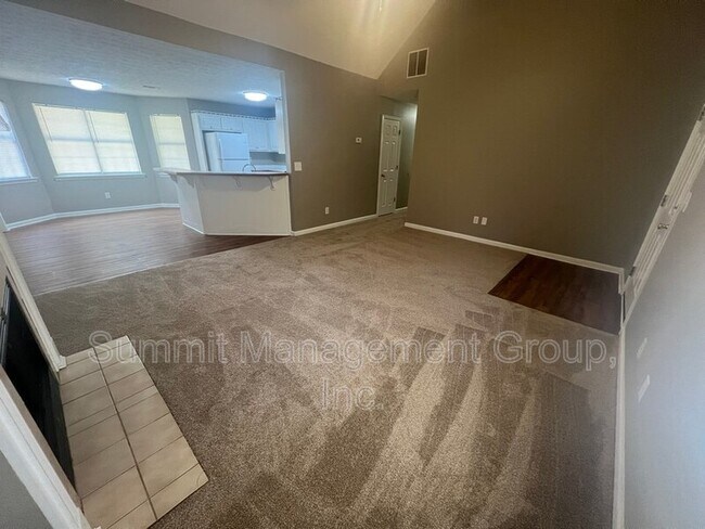 Foto del edificio - 115 Falcon Ridge Dr