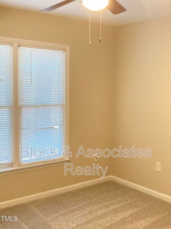 Building Photo - 400 Creekway Dr