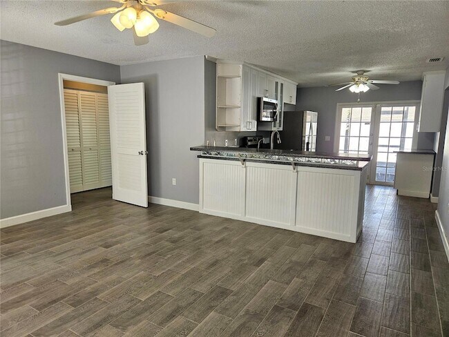 Foto del edificio - 272 Loyola Rd