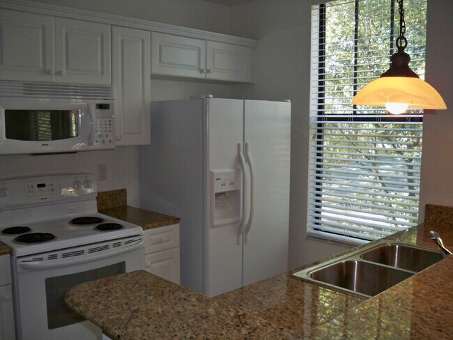 Foto del edificio - Saint Charles - Luxury 2 Bedroom, 2 Bathroom Condo