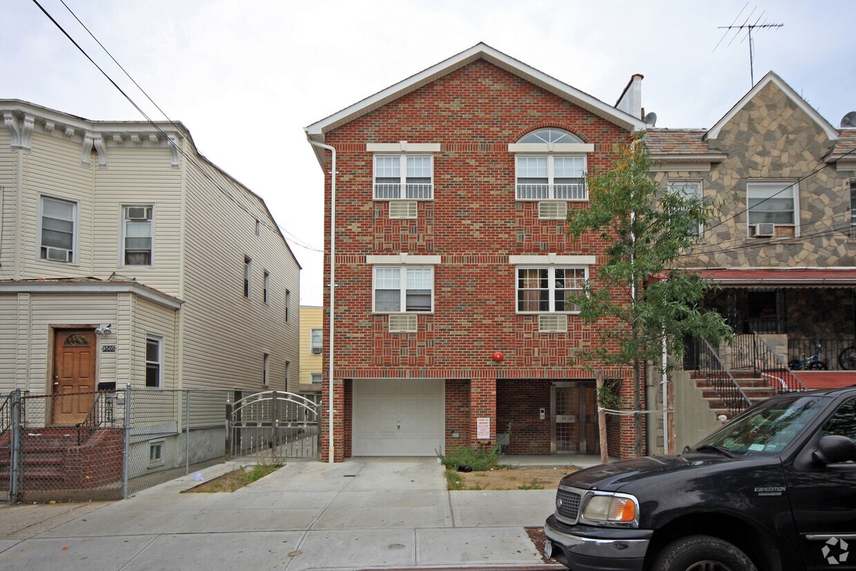 Primary Photo - 95-09 40th Rd