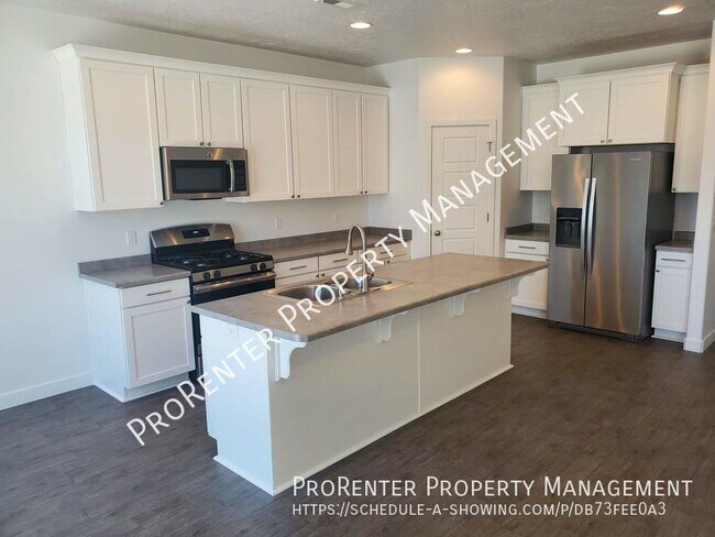 Building Photo - Great Layout! 4 Bed, 3 Bath Syracuse Home