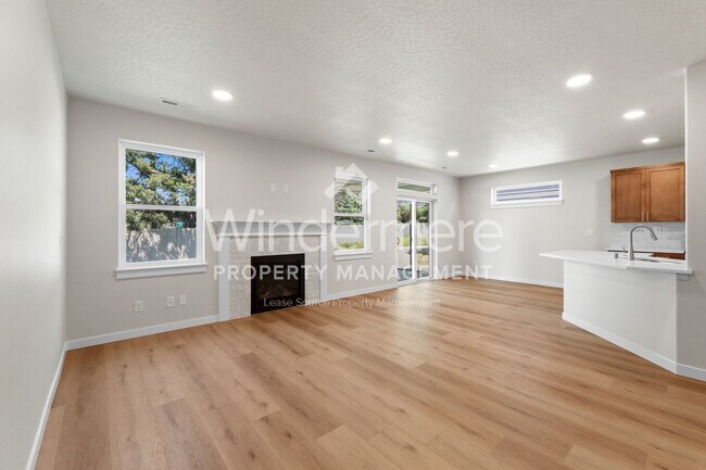 Foto del edificio - 2220 W Jay Ave