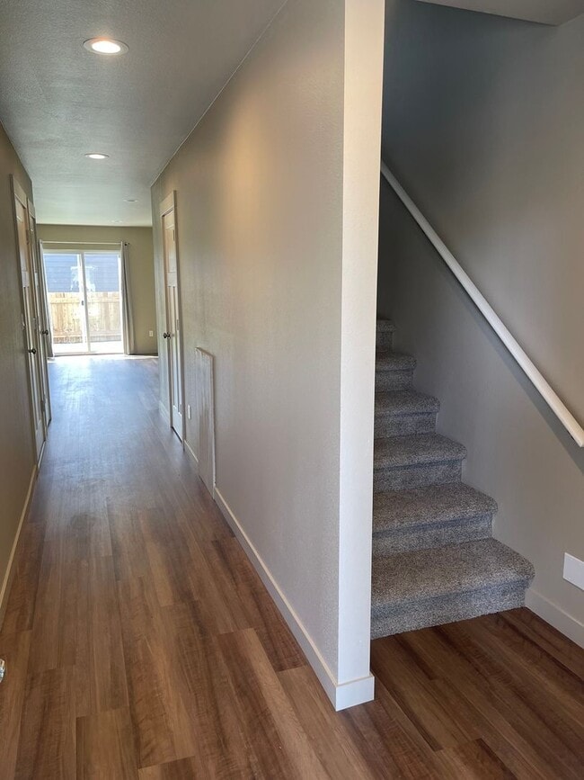 Foto del edificio - Three Bedroom Pet Friendly Townhouse!