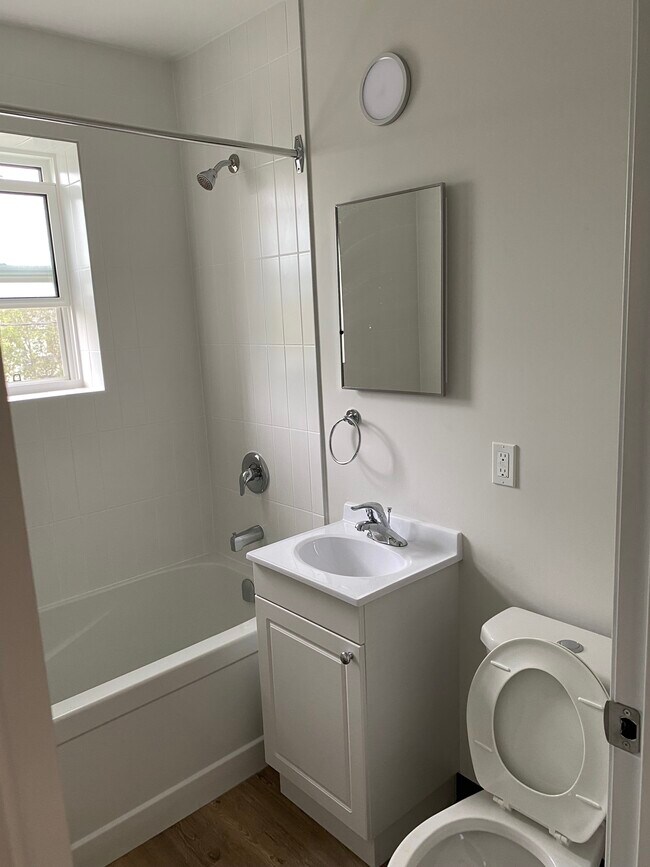 Building Photo - 2 Bedroom - Woodward Ave