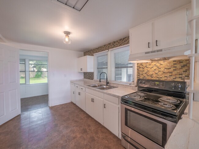 Kitchen - 1921 Oglesby Ave