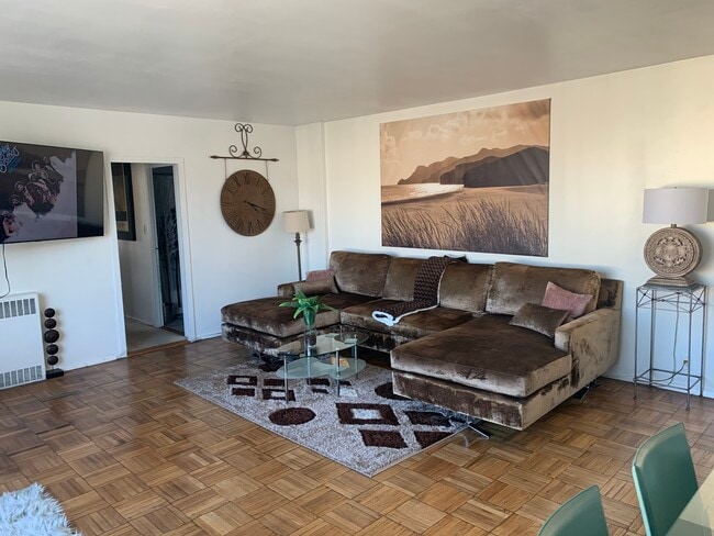 Living room - 431 S Burnside Ave