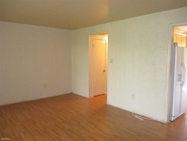 Building Photo - 3 br, 1.5 bath Townhome - 136 Coralwood Rd