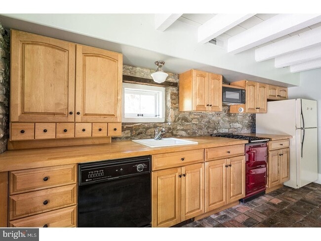 Foto del edificio - 6054 Honey Hollow Rd