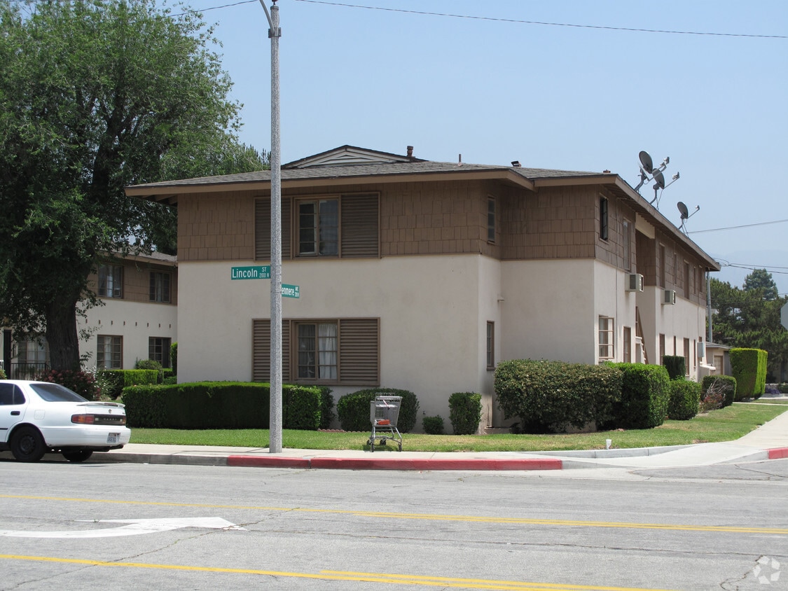 Building Photo - 2100 N Lincoln St