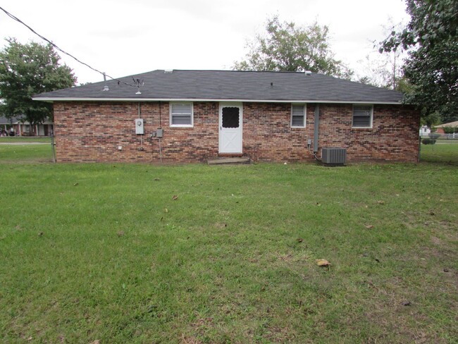 Foto del edificio - Brick Home with Large Yard!