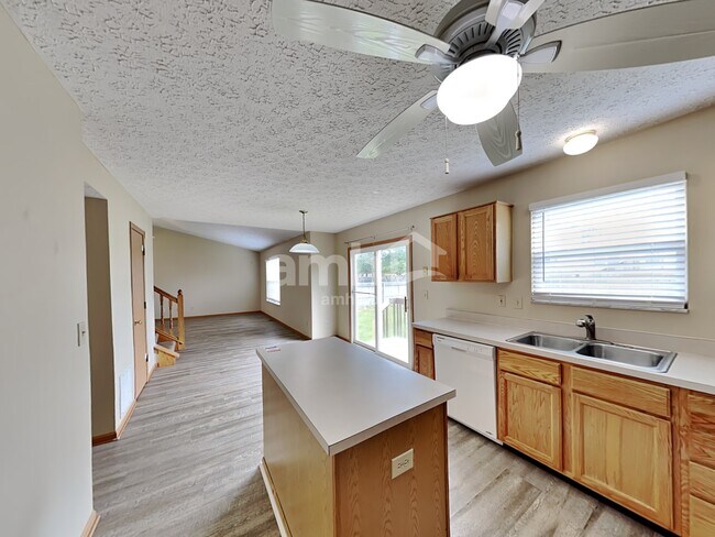 Foto del edificio - 6870 Laburnum Dr