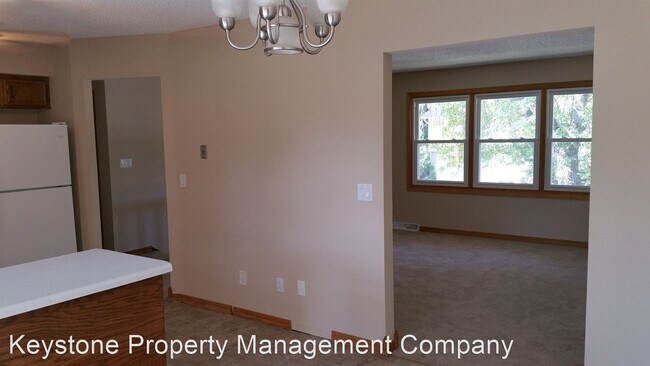 Building Photo - 3 br, 2.5 bath House - 2158 Russell Dr
