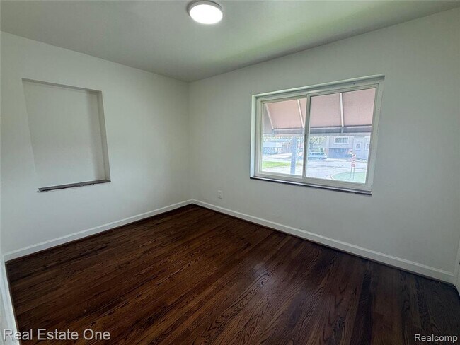 Foto del edificio - 24720 Michigan Ave