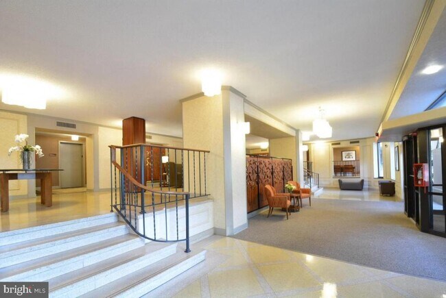Foto del edificio - 5903 Mt Eagle Dr