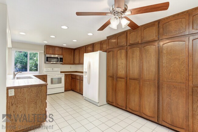 Building Photo - 12386 Fernando Dr
